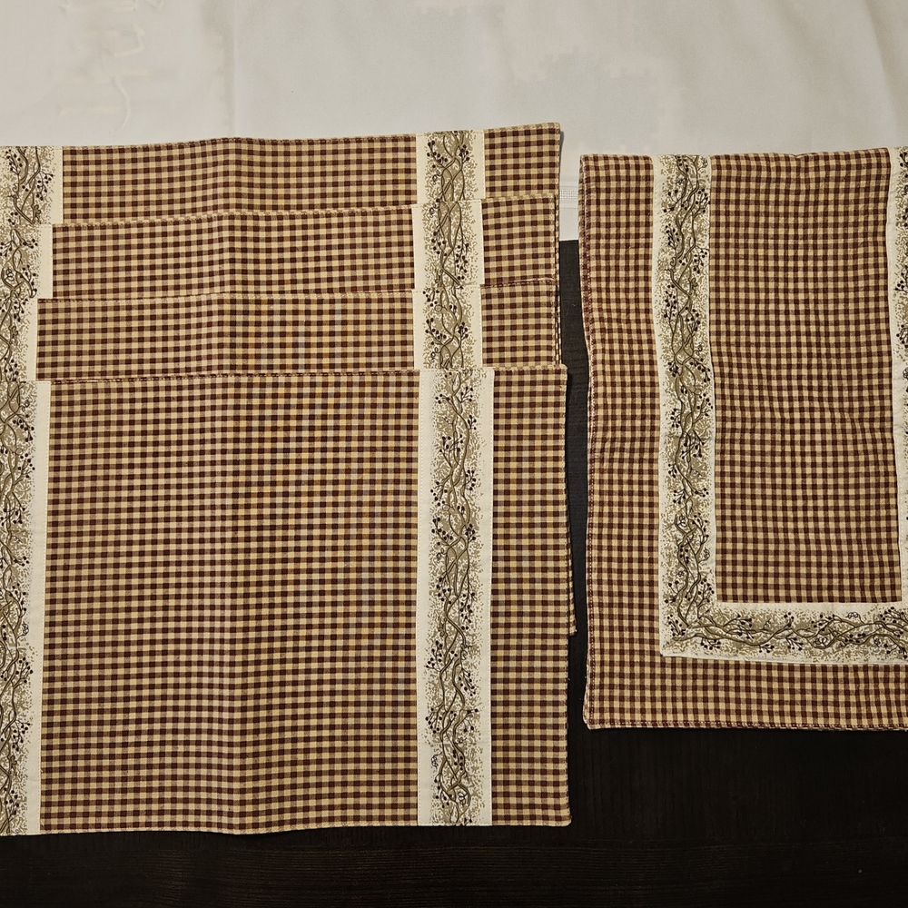 The Country House Collection Berry Vine Placemats (4) And Table Runner